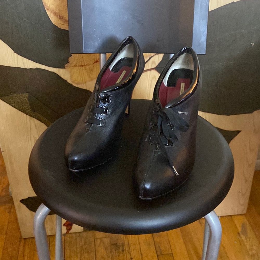 Black pumps